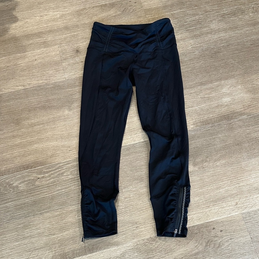 Lululemon Ruched Waist/Bottom Zipper Capri Leggings